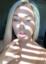 ariana_emer2 picture