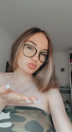 yourhotgirl1020 picture