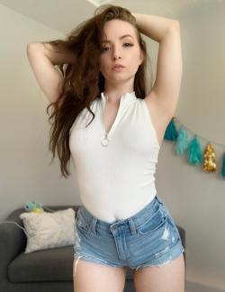 ava_hot65